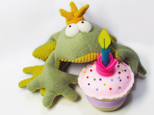 FREE felt cup cake pattern - Happy Birthday