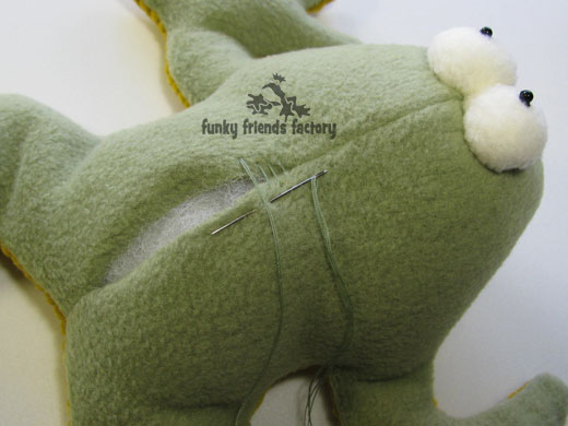 13.Frog-plush-toy-sewing-pattern-ladder-stitch